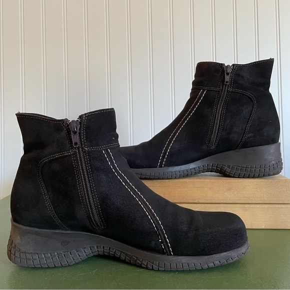 La Canadienne Waterproof Side Zip Boots in Brown Suede *Canada* - Picture 5 of 10